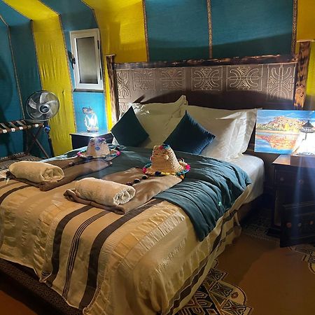 Hotel Sahara Majestic Luxury Camp Merzouga Esterno foto A bedroom in a luxury tent
