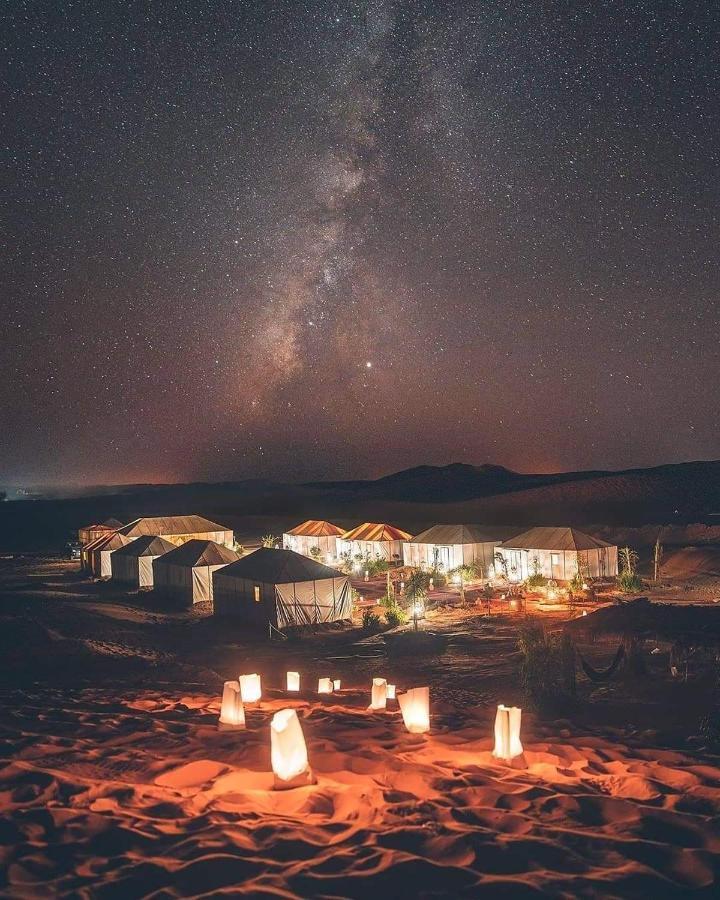 Hotel Sahara Majestic Luxury Camp Merzouga Esterno foto The camp at night