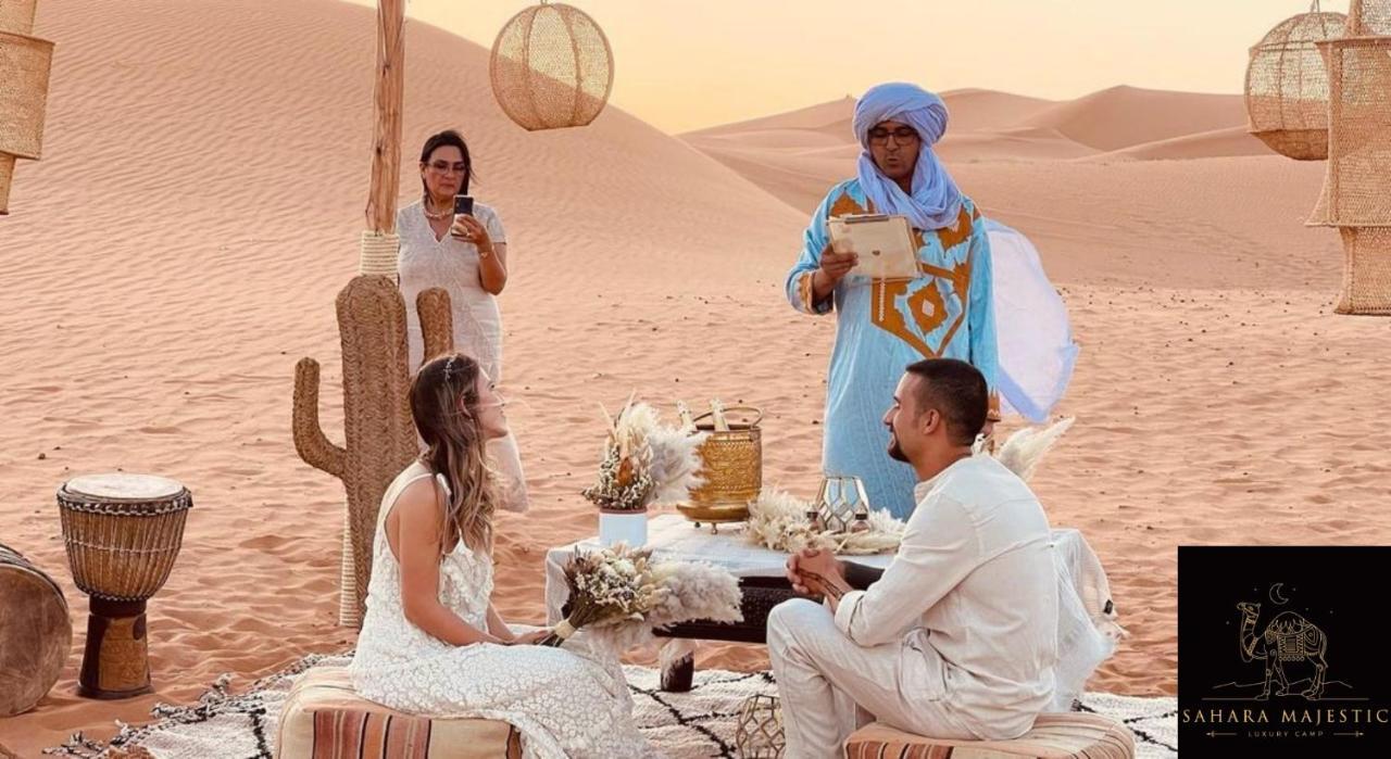 Hotel Sahara Majestic Luxury Camp Merzouga Esterno foto A wedding in the Sahara