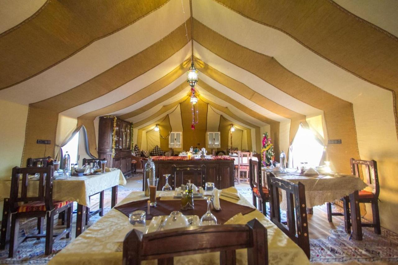 Hotel Sahara Majestic Luxury Camp Merzouga Esterno foto The dining room at the Al Maha Desert Resort