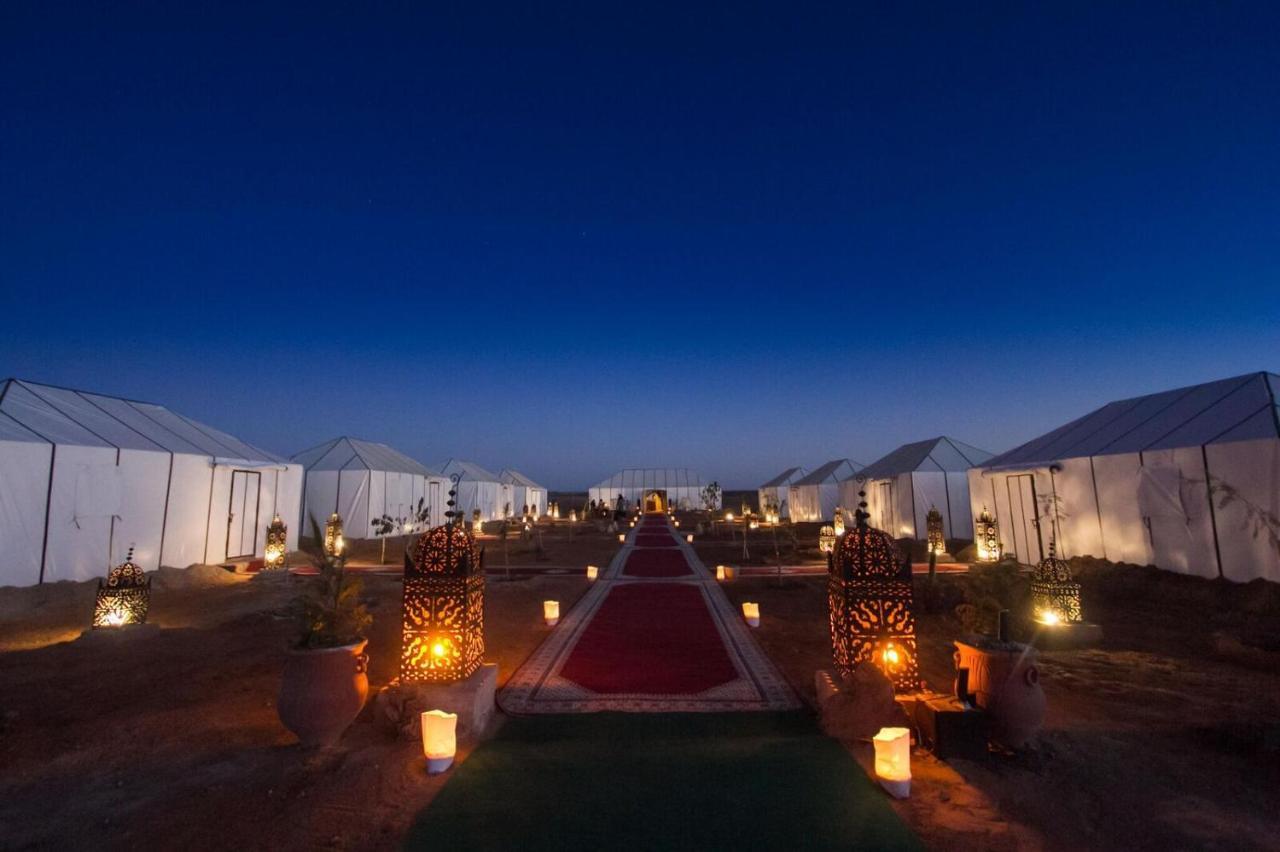 Hotel Sahara Majestic Luxury Camp Merzouga Esterno foto The camp at night