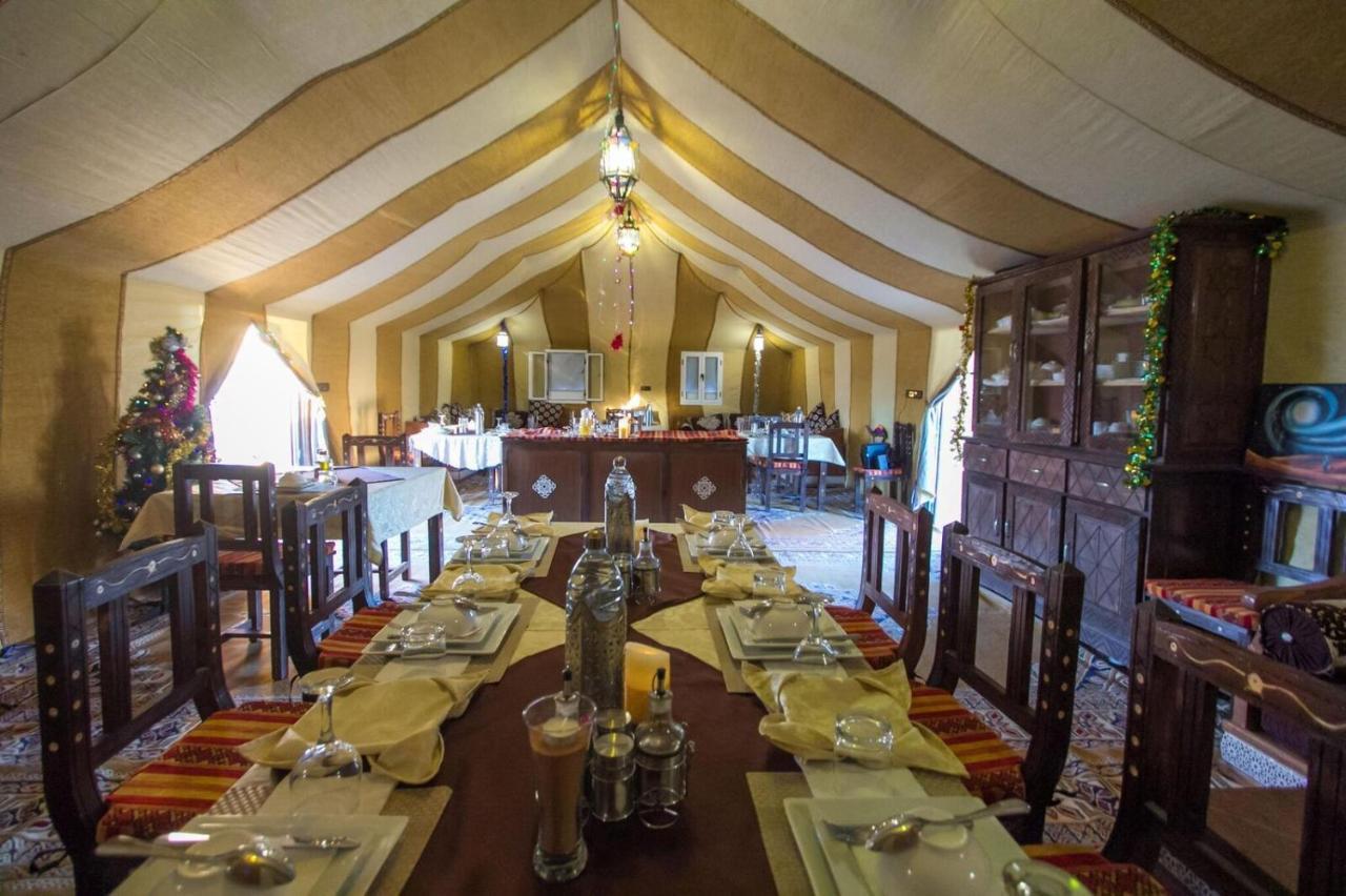 Hotel Sahara Majestic Luxury Camp Merzouga Esterno foto The interior of a tent at the resort