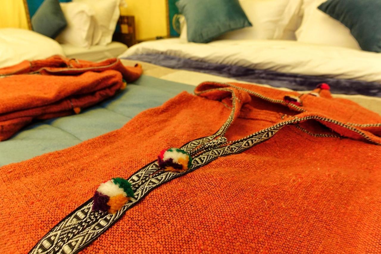 Hotel Sahara Majestic Luxury Camp Merzouga Esterno foto A Moroccan bathrobe