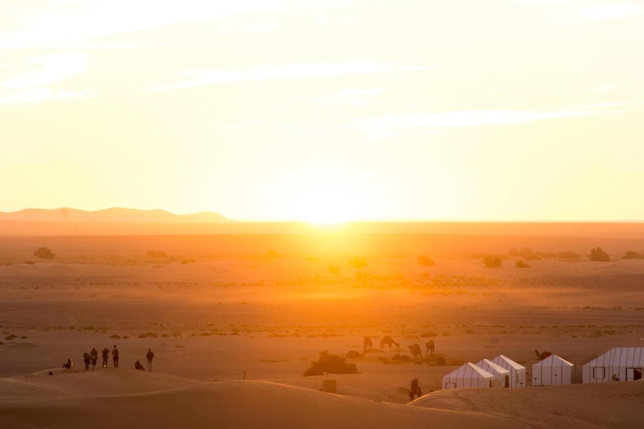 Hotel Sahara Majestic Luxury Camp Merzouga Esterno foto Sunset over the Sahara Desert