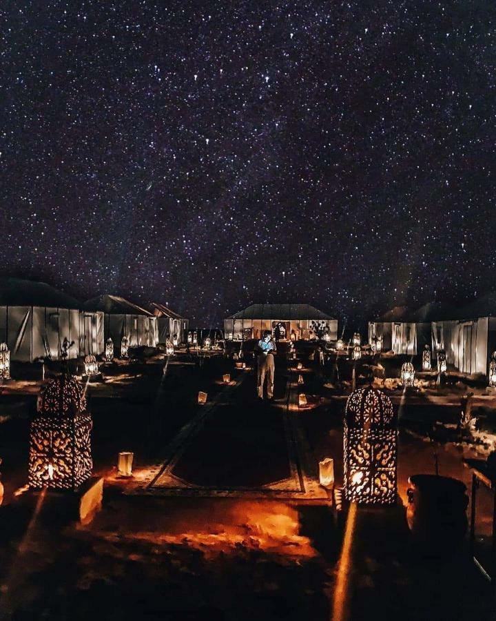 Hotel Sahara Majestic Luxury Camp Merzouga Esterno foto The camp at night